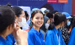 Tình nguyện viên đội nắng hết mình hỗ trợ thí sinh thi THPT