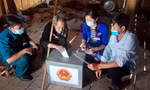 Những 'thùng phiếu di động' vượt đèo đến tận nhà cử tri cao tuổi