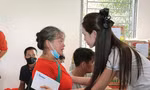 Nghẹn lòng với những lời tâm sự xót xa của Hoa hậu Đỗ Thị Hà khi tới Làng Nủ