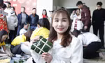 Công nhân hào hứng tham gia thi gói bánh chưng. Ảnh: Nguyễn Thắng
