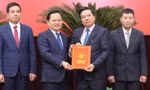 Bí thư Tỉnh ủy Bắc Ninh Nguyễn Anh Tuấn (bên trái) trao quyết định cho ông Tiếp.