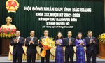 Lãnh đạo HĐND và UBND tỉnh Bắc Giang chúc mừng ông Thịnh (thứ 3 bên trái). Ảnh: Nguyễn Thắng