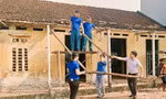 Đoàn viên, thanh niên tỉnh Bắc Giang đóng góp ngày công hỗ trợ hộ nghèo làm nhà.