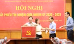 Các đại biểu bổ phiếu tại hội nghị.