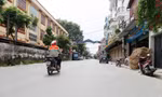 Trục đường chính ỏ phường Song Hồ, thị xã Thuận Thành (Bắc Ninh) ít người mua bán trước ngày rằm tháng 7. Ảnh: Nguyễn Thắng