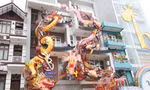 Cặp rồng khủng trước mặt tiền của ngôi nhà khiến người qua đường chú ý. Ảnh: Nguyễn Thắng.