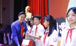 Anh Trần Văn Đăng - Phó Bí thư Tỉnh Đoàn Bắc Ninh trao quà tặng các em thiếu nhi. Ảnh: Nguyễn Thắng