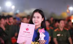 Một đoàn viên được tuyên dương thanh niên tiến tiến làm theo lời Bác. Ảnh: Nguyễn Thắng
