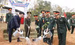 Bí thư Trung ương Đoàn, Phó Chủ nhiệm Thường trực Ủy ban Quốc gia về Thanh niên Việt Nam Nguyễn Tường Lâm và Thiếu tướng Nguyễn Đức Hưng - Bí thư Đảng ủy, Chính ủy Quân Đoàn 12 trồng cây. Ảnh: Nguyễn Thắng