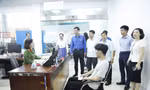 Đoàn viên, thanh niên Công an tỉnh Bắc Ninh hỗ trợ người dân giải quyết thủ tục hành chính. Ảnh: Nguyễn Thắng