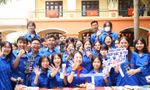 Các em học sinh giao lưu MV Khánh Vy tại chương trình.