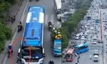 Xe khách 'diễu phố' gây ùn tắc, hỗn loạn giao thông trước kỳ nghỉ lễ 30/4-1/5