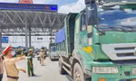 Ùn ứ và xe chở hàng vẫn phải quay đầu tại các chốt trực cửa ngõ.