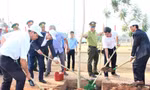 Lãnh đạo UBND huyện Đắk Mil tham gia trồng cây sau lễ phát động