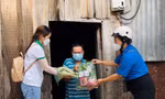 Các tình nguyện viên trao tận tay túi quà yêu thương cho hoàn cảnh đặc biệt