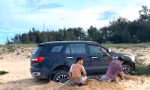 Xử phạt tài xế lái ô tô xuống bãi biển Đắk Lắk