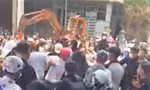Nhóm học sinh đánh nhau. Ảnh: Cắt từ clip