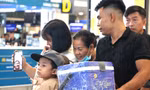 Những công nhân lần đầu được đi máy bay về quê ăn tết
