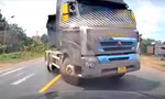 CLIP: Xe đầu kéo ‘làm xiếc’ trên quốc lộ 14 suýt gây họa