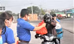 Thanh niên Bình Dương gói bánh, tặng quà tiễn người lao động về quê ăn Tết