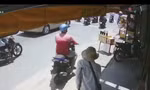 Dân mạng truy lùng kẻ vờ mua rồi cướp hết vé số của người tàn tật 