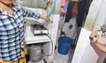 Bắt khẩn cấp kẻ vũ phu chích điện, đâm dao vào vùng kín người vợ 