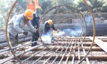 Công nhân ‘đội nắng’ hơn 40 độ đẩy nhanh tiến độ đường Vành đai 3 TPHCM