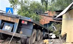 Cả nhà hoảng hồn thấy nhà sập, đầu xe container ngay cạnh giường