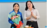 Ban Thường vụ Tỉnh Đoàn Bình Dương trao quyết định về công tác cán bộ