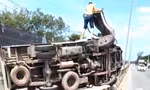 Xe tải lật ngang trên Quốc lộ 13