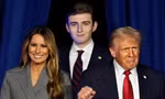 Barron Trump lần đầu cười