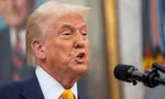 Lệnh áp thuế của ông Trump làm ‘dậy sóng‘ vàng, tiền tệ