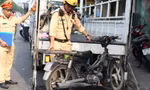 Tài xế 'xe mù' chở hàng cồng kềnh bỏ luôn phương tiện khi bị CSGT xử phạt
