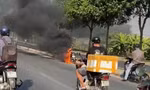 Xe máy bốc cháy ngùn ngụt trên đại lộ Phạm Văn Đồng