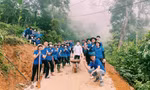 Thanh niên Yên Bái băng núi mở rộng đường giao thông nông thôn