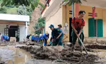 Tất bật dọn dẹp nhà cửa ở xã bị chia cắt do lũ