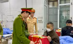 Tuổi trẻ công an Yên Bái phát mũ bảo hiểm, tặng quà bệnh nhân dịp Tết