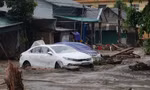 Cảnh nhà cửa bị lũ cuốn trôi, xe cộ bị chôn vùi dưới dòng nước xiết ở Yên Bái