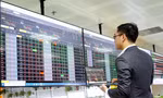 Thấy gì từ việc VN-Index tuột đỉnh?