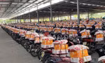 Ấm lòng phía sau những thùng quà Tết buộc sẵn trên yên xe công nhân