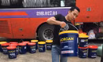 Hơn 2.000 lít dầu nhớt không nguồn gốc 'đi' xe khách trên quốc lộ