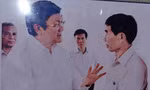 Chủ tịch nước Trương Tấn Sang trò chuyện với ông Nguyễn Quốc Chinh trong chuyến thăm đảo Lý Sơn tháng 4/2013. ảnh: TL