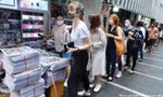 Người dân Hong Kong xếp hàng mua số cuối cùng của Apple Daily ngày 24/6 Ảnh: AP