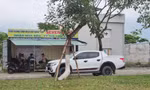 Tại “Phố bất động sản” ở đường Nguyễn Tất Thành nối dài (TP Đà Nẵng), các ki - ốt nhộn nhịp giao dịch Ảnh: Thanh Trần