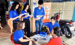 Các tình nguyện viên của Đoàn phường Hòa Xuân (Cẩm Lệ, Đà Nẵng) hỗ trợ người dân ở khu dân cư vào buổi tối Ảnh: G.T 