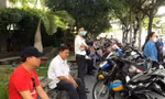 Bố mẹ 'bỏ việc' đưa con đi thi tốt nghiệp THPT