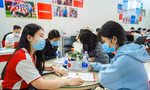 Thí sinh được hướng dẫn tư vấn nộp hồ sơ tại một trường đại học