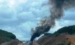 Xe đầu kéo chở hoa quả bốc cháy dữ dội trên cao tốc qua Huế