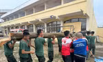 Vừa tới vùng bão lũ phía Bắc, hàng trăm tình nguyện viên từ Huế nhanh chóng giúp khắc phục hậu quả 