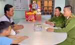 Con làm ăn xa đưa pháo nổ về nhà dịp Tết, người cha mang ngay ra công an phường